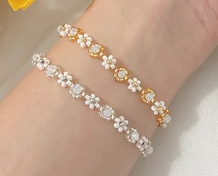 byel.beauty Sparkling Flower Bracelet